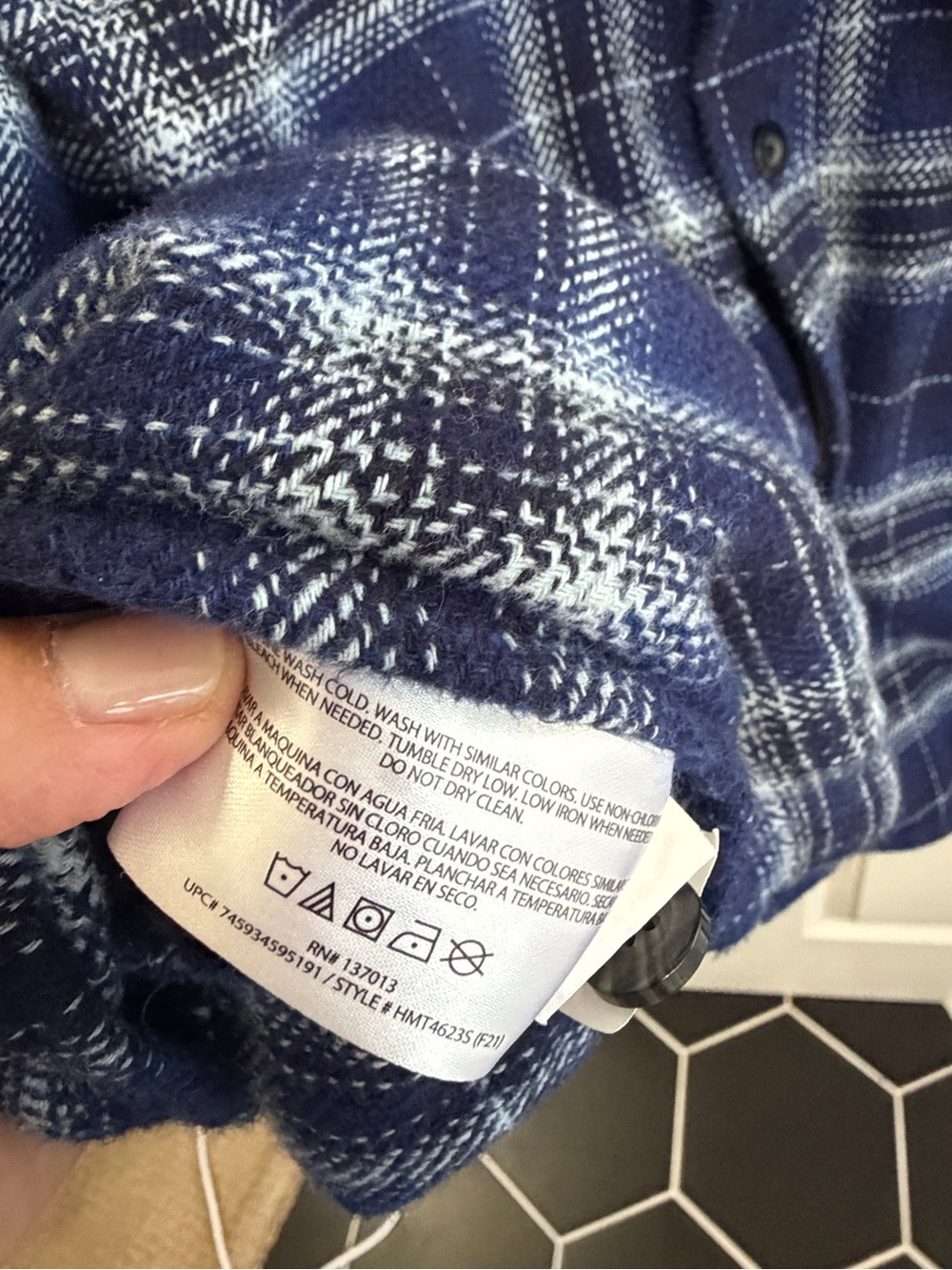 Great condition size M Woolrich men’s Navy and White Plaid Flannel shacket - Picture 7 of 8